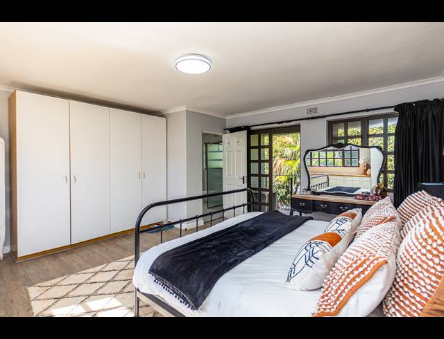6 BEDROOM FREEHOLD FOR SALE IN FLAMINGO VLEI